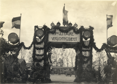 98732 Afbeelding van een erepoort op het terrein van de Kromhoutkazerne (Prins Hendriklaan 89) te Utrecht ter ...